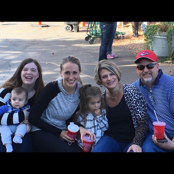 Meet your Posher, Jennifer - Picture 3 of 3